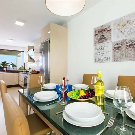 Playa Blanca Sleeps 6 Pool Air Con Wifi Villa