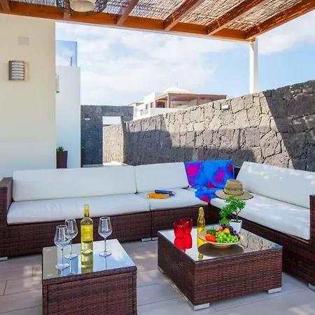 Playa Blanca Sleeps 6 Pool Air Con Wifi Villa